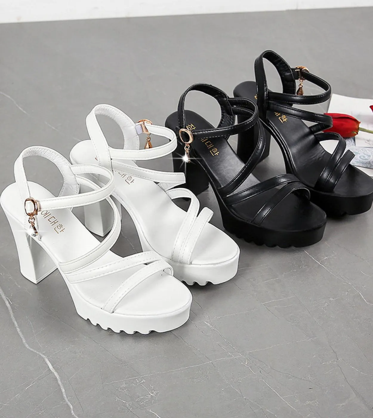 Gladiatore Scarpe da donna per le donne 2022 Sandali con tacchi spessi Sandali da donna estivi di moda Donna Tacco alto Open Toe